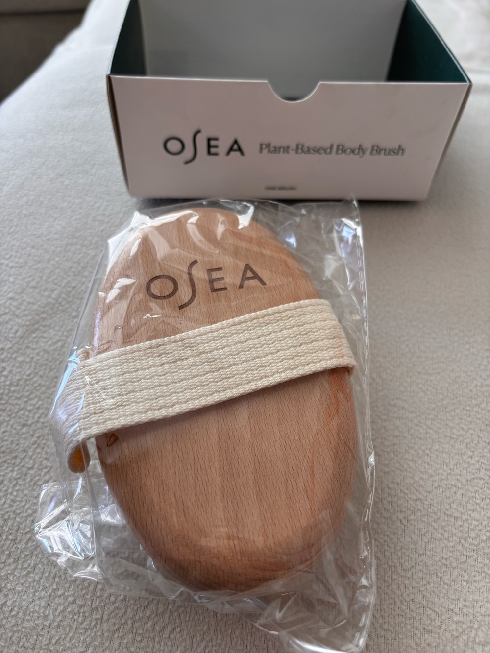 Sea Plant-Based Body Brush in Natural Beige and Light Wood - Picture 4 of 9